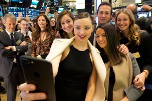 Modellen Miranda Kerr tager en selfie, da åbningsklokken ringer på New York Stock Exchange samme dag, som tech-virksomheden Snap børsnoteres. Miranda Kerr er forlovet med stifter og topchef i Snapchat Evan Spiegel. Foto: Mark Lennihan/AP