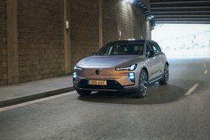Den nye Volvo EX60 er en af mærkets vigtigste biler i årtier. Den kommer med op til 810 km rækkevidde, ekstrem lynladning og en kabine, der satser på ro frem for skærmkaos. Første møde lover godt.