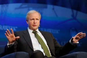 FILE- In this March 6, 2013 file photo, BP Group Chief Executive Bob Dudley gestures as he speaks at the IHS CERAWEEK energy conference in Houston. BP said Thursday, April 14, 2016, it's ready to listen to shareholder concerns about its executive compensation policy after some of the company's largest shareholders opposed plans to boost CEO Bob Dudley's pay package by 20 percent to $19.6 million even after earnings plunged. Foto: AP/Pat Sullivan