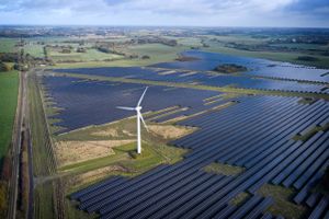 Danmarks første solcellestrategi skal bl.a. sikre plads til tusindvis af nye solanlæg. Strategien skulle være færdig i 2022. Nu er den udskudt - igen.