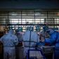 Medicinsk personale på Røde Kors-hospitalet i Wuhan. Udbruddet i Wuhan er næsten overstået, og byen har blandt andet lukket 14 nødhospitaler, der blev oprettet i sportshaller og kongrescentre. Foto: AFP