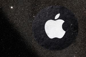 An Apple logo used as a distance marker on the pavement in front of a store in San Francisco on April 26, 2021. Foto: Bloomberg photo by David Paul Morris