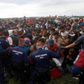 Ungarsk politi i en flygtningelejr nær den serbiske grænse kæmper med at kontrollere hundreder af flygtninge, som ønsker at forlade Ungarn for at tage til Tyskland. Foto: Darko Vojinovic/AP
