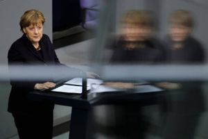 Kansler Angela Merkels billede spejlede sig i den tyske Bundestag, da hun onsdag talte om flygtninge og EU. Foto: Markus Schreiber/AP  