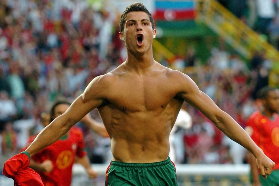 En ung mand på vej frem. Den 19-årige Cristiano Ronaldo smider trøjen efter at have scoret til 1-0 for Portugal i semifinalen mod Holland under EM 2004 på hjemmebane i Portugal. Foto: Oliver Berg/dpa/AP Images  