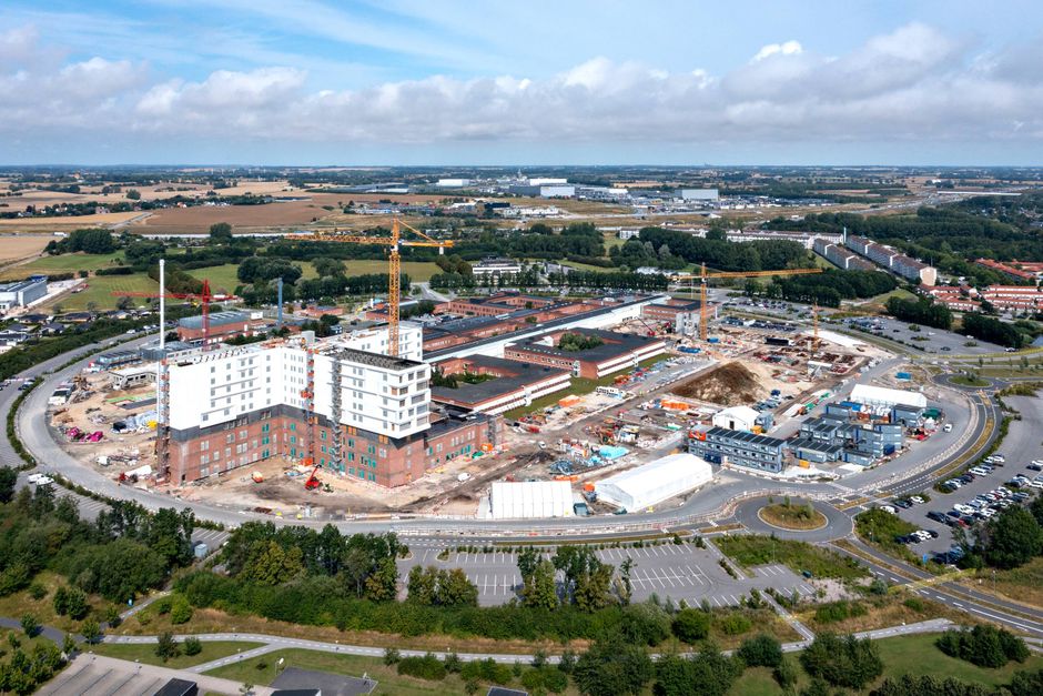 Prisstigninger på materialer og energi sprænger Region Sjællands budget for byggeri af nyt sygehus i Køge.