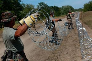 Soldater, indsatte og arbejdsløse er blevet sat til at bygge hegnet ved den serbiske-ungarske grænse. 