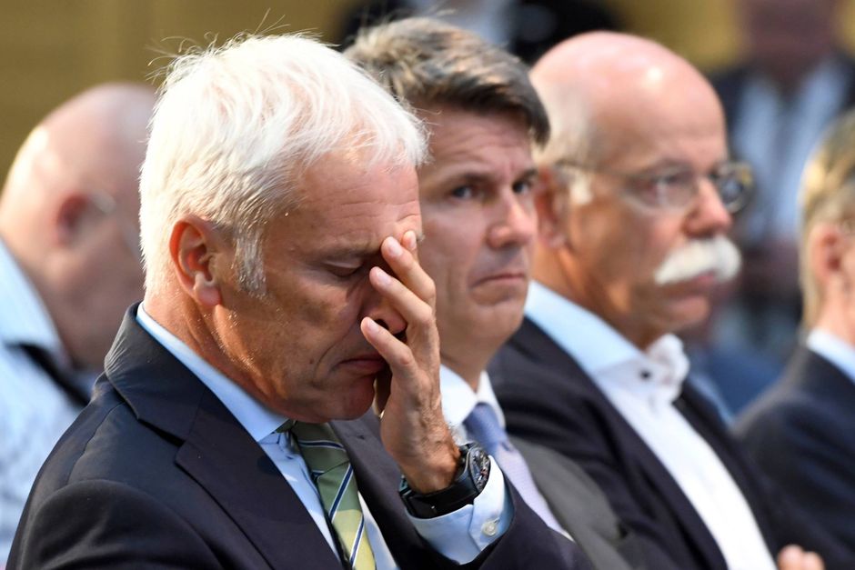 Tysklands bilkonger: Volkswagens Matthias Müller (t.v.), BMW's Harald Krüger, og Daimlers Dieter Zetsche (t.h.) fotograferet ved "dieseltopmødet" i Berlin i begyndelsen af august.  Foto: AP/Maurizio Gambarini