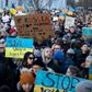 Tusindvis af demonstranter protesterede foran Ruslands ambassade i København efter Ruslands invasion af Ukraine. Folkestemningen viser sig også i danskernes syn på virksomheder, mener professor. Foto: Finn Frandsen