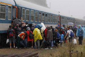 Mens regnen vælter ned, er der kamp om pladserne i togene, der kører ud fra Ungarn. Men det er ikke blot her i ungarske Barcs, der er stopklodser. Også togturen fra Østrig og til Tyskland er blevet besværlig – ikke kun for migranter og flygtninge, men også for de tusinder af mennesker, der hver dag handler, arbejde og studerer på tværs af den tysk-østrigske grænse. Foto: Petr David Josek/AP