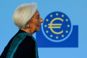 Torsdag eftermiddag har ECB fastholdt renten på 2 pct. og om lidt går Christine Lagarde på talerstolen ved det traditionelle pressemøde. Få seneste nyt i Finans' livedækning.