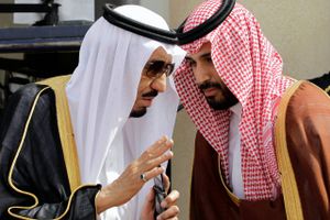Kongen af Saudi-Arabien, Salman Bin Abdulaziz Al Saud (tv.) sammen med en af sine adskillige sønner