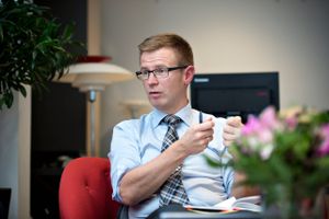 Den socialdemokratiske skatteminister beskylder familierne bag Danfoss, Haldor Topsøe og Foss for at manipulere i debatten om skat på generationsskifter. Foss-formand afviser kritikken.