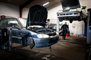 Antallet af reparerede bilskader var sidste år det laveste i tre år. Alligevel undrer forsikringsselskaberne sig over danskernes flittige brug af bilforsikringen.
