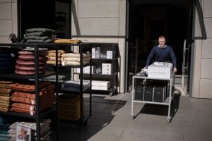 Butikschef i Sinnerup Thomas Olesen (på billedet) oplever, at kunderne meget gerne vil hjælpe det lokale forretningsliv. »Man køber selvfølgelig ikke noget, som man ikke har brug for, men man køber måske lidt mere, end hvad man måske tænkte,« siger han. Foto: Mads Frost  