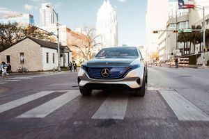 Mercedes vil i dag afsløre sin nye elektriske bil Model EQC i Stockholm. Her som et konceptbillede fra bilfabrikkens egen hjemmeside.