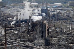 Royal Dutch Shells olieraffinaderi i Norco i Louisianna er blandt de største leverandører af petrokemiske råstoffer i USA. Udslpiiet af drivhusgasser sker ikke på raffinaderiet, men først når kunstgødningen spredes på markerne, eller når den brugte plastikemballage sendes på affaldsforbrændingen. Foto: AP/Gerald Herbert 