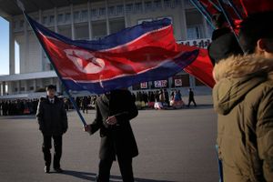 En nordkoreansk mand flager i februar, på den nu afdøde diktator Kim Jong Ils fødselsdag. Nordkorea kan have hacket Sydkoreas cyberforsvar som en del af den lange konflikt mellem de to lande. Foto: AP Photo/Wong Maye-E