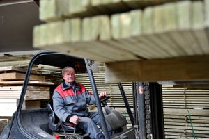 Entreprenørvirksomheden Enemærke og Petersen A/S har en seniorpolitik, hvor medarbejdere over 55 år bl.a. får tilskud til fysioterapi. Truckfører Leif Rasmussen her på billedet er 65 år og på fuld tid. Foto: Mik Eskestad.