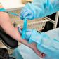 Sundhedsvæsenet vil kunne blive presset, hvis politikerne åbner samfundet mere, og danskerne glemmer afstanden, vurderer Statens Serum Institut. Foto: Henning Bagger/Ritzau Scanpix