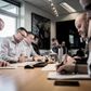 Med underdirektør Søren Tinggaard for bordenden lægger Danish Crowns sælgere taktikken for de kommende dages salg af skinker i et marked, der er ødelagt af Ruslands boykot.