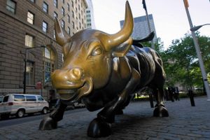 Selvom bankerne bedyr, at der ikke vil ske en gentagelse af den seneste krise, lyder der kritiske røster over forretningsmetoderne omkring tyren, ”Charging Bull”, ved Wall Street. Foto: Andrew Harper/Bloomberg
