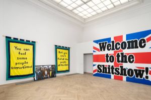 På Charlottenborg sætter Jeremy Deller sit både elskede og hadede England under en kritisk lup.