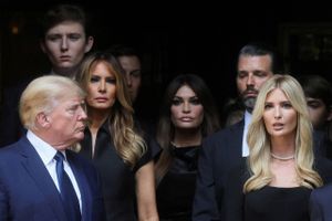 Donald Trump deltog sammen med sin nuværende kone og sine børn i ekskonen Ivana Trumps begravelse d. 20. juli 2022. Foto: Brendan Mcdermid/Reuters/Ritzau Scanpix.