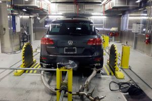 Torsdag 24. marts skal Volkswagen og den amerikanske miljømyndighed Environmental Protection Agency fortælle en dommer i Californien, hvordan 600.000 amerikanske dieselbiler kan komme til at opfylde miljøkravene.