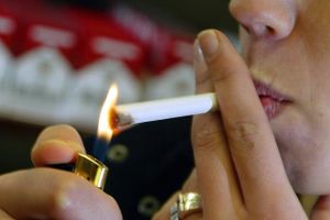 Den amerikanske tobaksgigant Altria, der markedsfører Marlboro i USA, er på vej ind på det canadiske cannabismarked. Det skriver Bloomberg News.