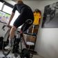 Christian Moberg har taget baghjulet af cyklen og monteret bagstellet på hometraineren. Når han træder rundt, bevæger en figur sig på skærmen. Ligger han sig i læ bag andre ryttere, sparer han kræfter - ligesom i den virkelige verden. Foto: Joachim Ladefoged