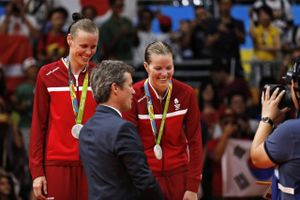 Under OL i Rio havde kronprins Frederik blandt andet til opgave at give sølvmedaljer til badmintonduoen Kamilla Rytter Juhl og Christinna Pedersen. Foto: Jens Dresling/Polfoto