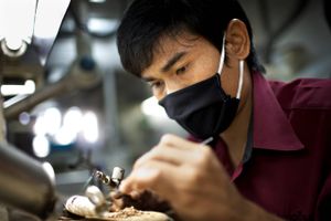 Guldsmed i arbejde på Pandoras fabrik i Gemopolis lidt uden for Bangkok