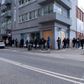 Værtshuset Peter Gift fik for ganske nyligt fyldt sin øltank med øl, men eftersom corona-epidemien har lukket bodegaen, kniber det med at komme af med øllet igen. Derfor åbnede værtshuset fredag for udskænkning for at få tømt øltanken. Pris: tre liter for en tyver. Foto: Marie Ravn
