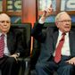»I de seneste 54 år tror jeg ikke, at Berkshire nogensinde har deltaget i børsintroduktioner. De plejer ikke en gang at ringe til os,« lyder det fra de to topchefer for Berkshire Hathaway. Her Charlie Munger på 97 år (tv) og Warren Buffett, der lige er fyldt 90 år. Foto: AP Photo/Nati Harnik.
