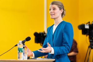 Kulturminister Ane Halsboe-Jørgensen kritiseres for at ville styrke lokalmedierne og DR's lokale dækning på samme tid. Men der er plads til begge dele, hævder hun.