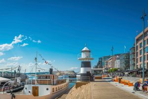 På Aker Brygge leves la dolce vita Oslo style med cafeer og restauranter langs havnefronten. 