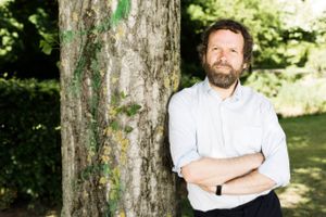 Lars Pehrson, der i 38 år har stået i spidsen for Merkur Andelskasse, som han selv stiftede, siger senere på året farvel til posten som adm. direktør, meddeler banken.