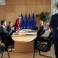 Mette Frederiksen har sammen med tre andre EU-landes ledere foreslået at hjælpe de coronaramte sydeuropæiske lande med lån frem for en fond. Her ses hun (i midten) sammen med Hollands premierminister Mark Rutte (t.v.), Sveriges statsminister, Stefan Löfven (nummer to fra venstre), EU's "præsident", belgiske Charles Michel, og formand for EU-Kommissionen Ursula von der Leyen. På vej væk er det Østrigs kansler, Sebastian Kurz. Foto: Virginia Mayo/Reuters