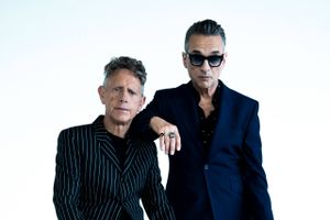 Det er på imponerende vis lykkedes Depeche Mode at skabe en produktion, der peger både frem og tilbage i tiden.