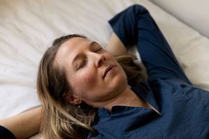 Omkring en tredjedel af befolkningen kan berette om søvnbesvær. Forsker Kira Vibe Jespersen har et godt råd til, hvad man kan gøre. Det er ingen mirakelkur, men det værste, der kan ske, er, at man ikke kan lide det.