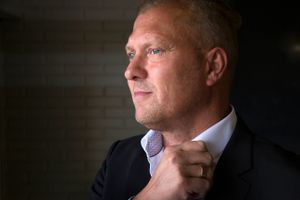 Henrik Thomsen, ejer af Globus Biler i Silkeborg, kalder det forrykt, at de nye bilafgifter tvinger bilforhandlere til midlertidigt at låne staten måske millioner af afgiftskroner.
