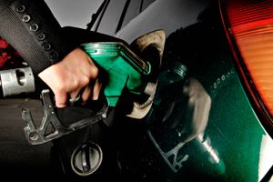 Tanke bil på station, tankstation, brændstof, optankning. Foto: Martin Lehmann