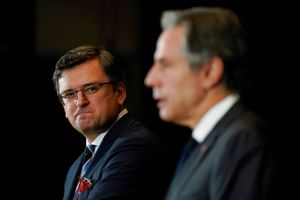 USA har givet Ukraine lovning på flere våben, fortæller den ukrainske udenrigsminister efter møde med Blinken.