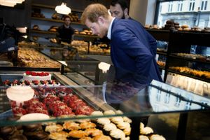 Lagkagehuset offentliggør en ny annonce, der forsikrer forbrugerne om, at man kan handle med god samvittighed på trods af investorer med base i kendte skattelyområder. Her ses prins Harry på besøg i Lagkagehuset sidste år. Arkivfoto: Liselotte Sabroe/Ritzau Scanpix