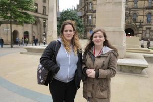 Alexandra Etchells (t.v.) og Abbie Collinson fra Manchester tilhører ”Generation Rent”. Foto: Mads Bonde Broberg