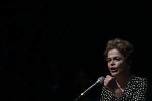 Et stort flertal i Brasiliens senat har stemt for at stille præsident Dilma Rousseff for en rigsret.