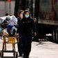 Sundhedsarbejdere flytter en patient ved Mount Sinai Hospital i New York City. Foto: Spencer Platt/AFP