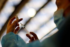 Tredje stik er ikke i sig selv en forsikring mod coronasmitte med omikron - men det er heller ikke smitten i sig selv, der er et problem, forklarer overlæge efter omikronudbrud blandt vaccinerede på Færøerne.  