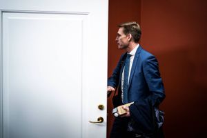I Dansk Folkeparti går irritationen over Kristian Thulesen Dahl længere tilbage end det manglende fremmøde ved onsdagens valgfest på Christiansborg. Bag facaden beretter centrale kilder om en eksformand, der kommer for sent til gruppemøder og ikke har taget de ordførerskaber, han ellers kunne have fået. Selv afviser han kritikken. 